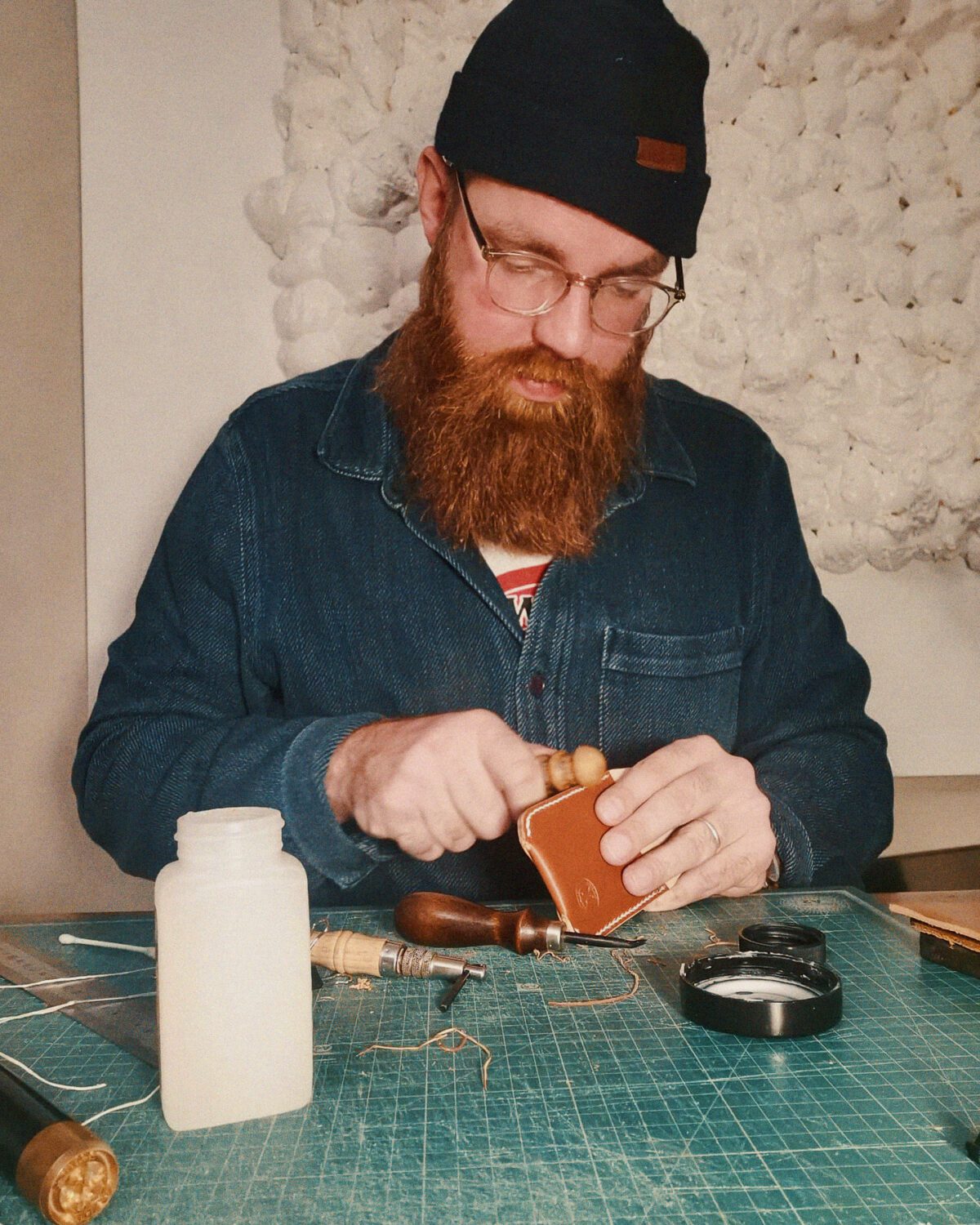 Jonas Malmström doing leathercrafting.